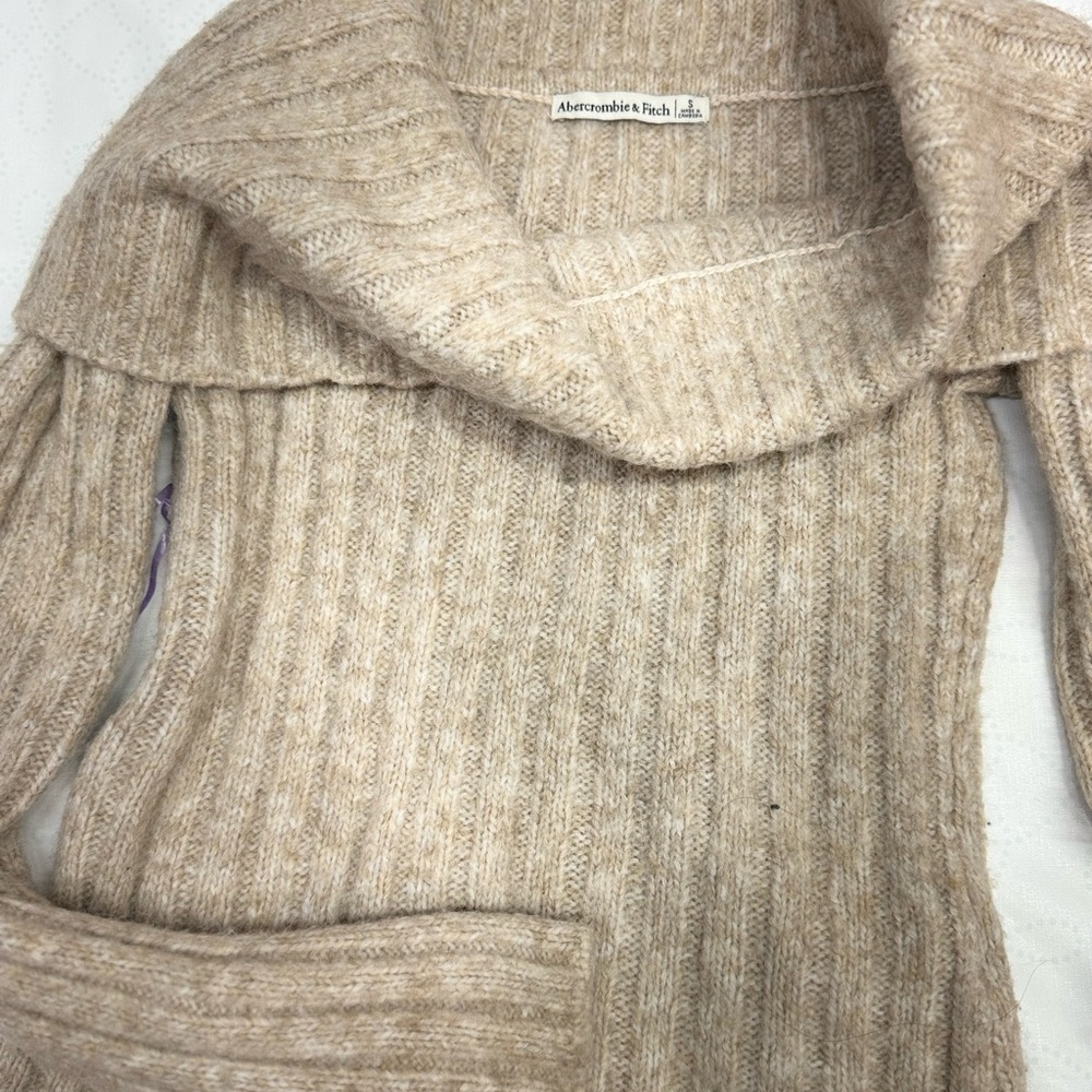 Very good condition Abercrombie & Fitch Women's Tan Sweater very soft sweater